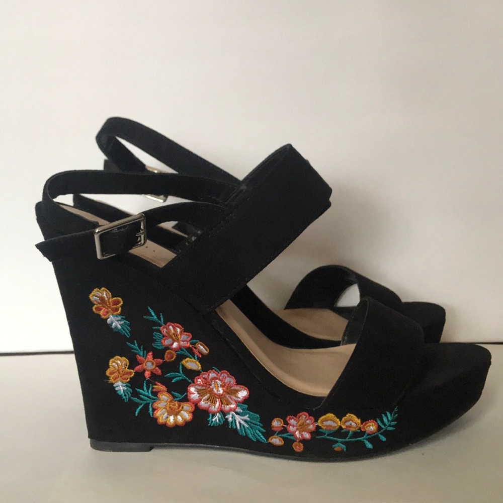 BLACK EMBROIDERED WEDGES! 🌺🌸